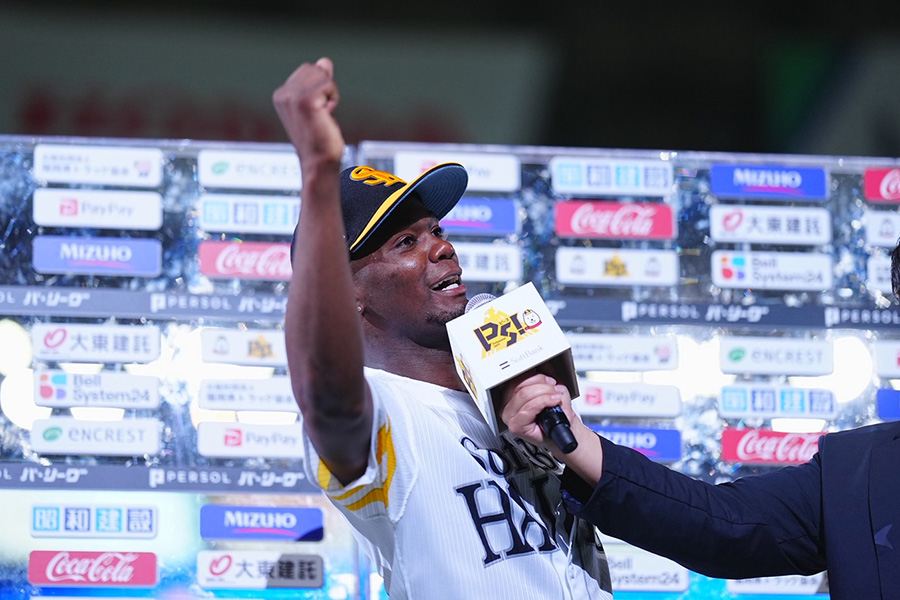 お立ち台で叫ぶソフトバンクのリバン・モイネロ【写真：荒川祐史】