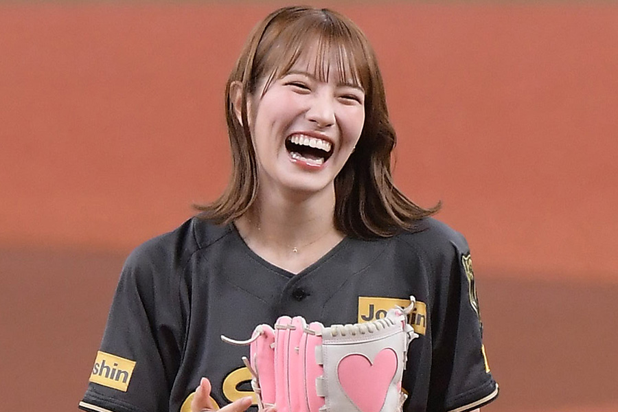 始球式に登場したNMB48の小嶋花梨さん【写真提供：産経新聞社】