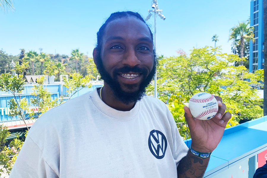 ドジャース・大谷翔平の41号球をキャッチしたダンテ・ワイリーさん【写真：真柴健】