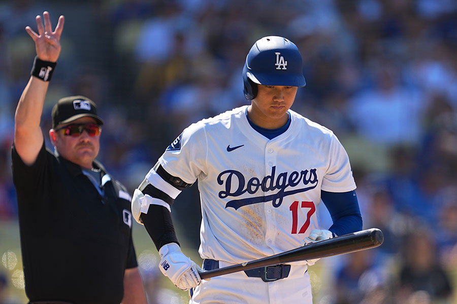 8回に申告敬遠で出塁するドジャース・大谷翔平【写真：イワモトアキト】