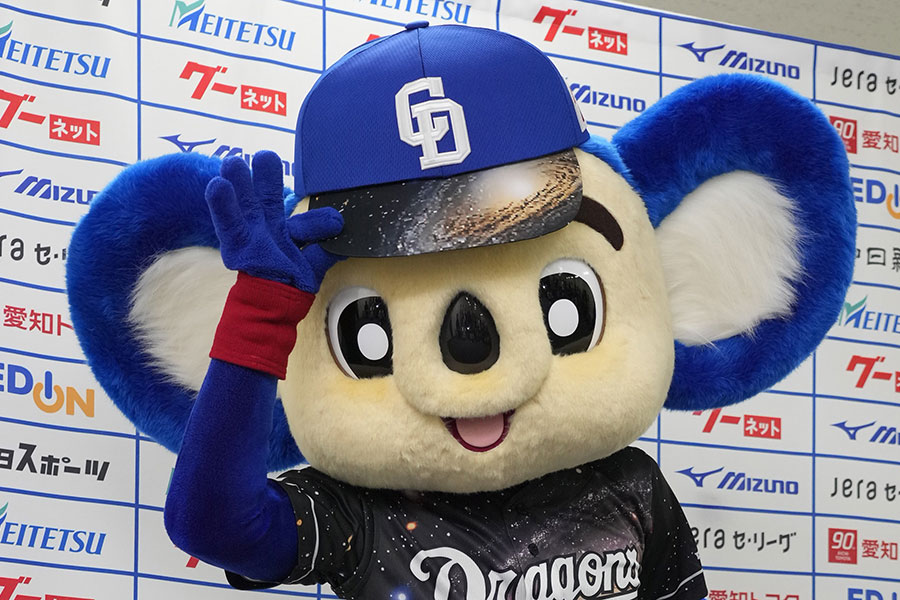 「昇竜ユニホーム（銀河）」のお披露目会見に出席したドアラ【写真提供：産経新聞社】