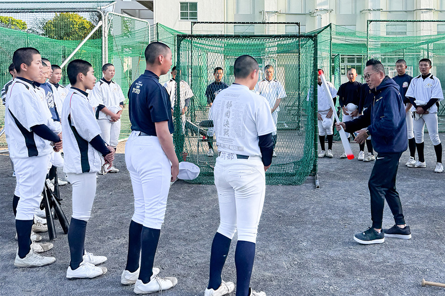 上一色中で指導する西尾弘幸氏（右、昨年4月撮影）【写真：荒川祐史】