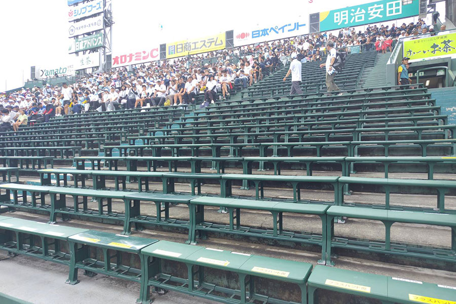 高川学園のアルプススタンド【写真：編集部】