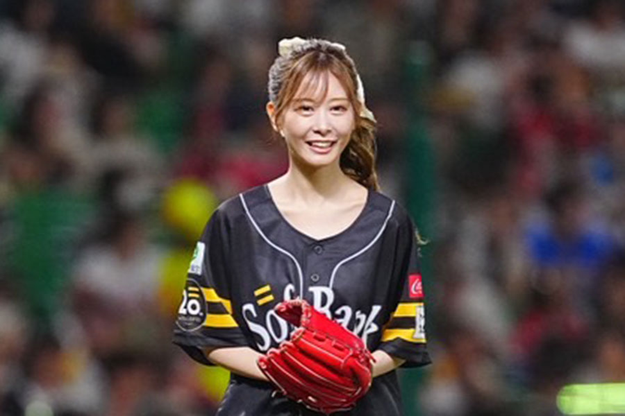 始球式に登場したsaraさん【写真：荒川祐史】