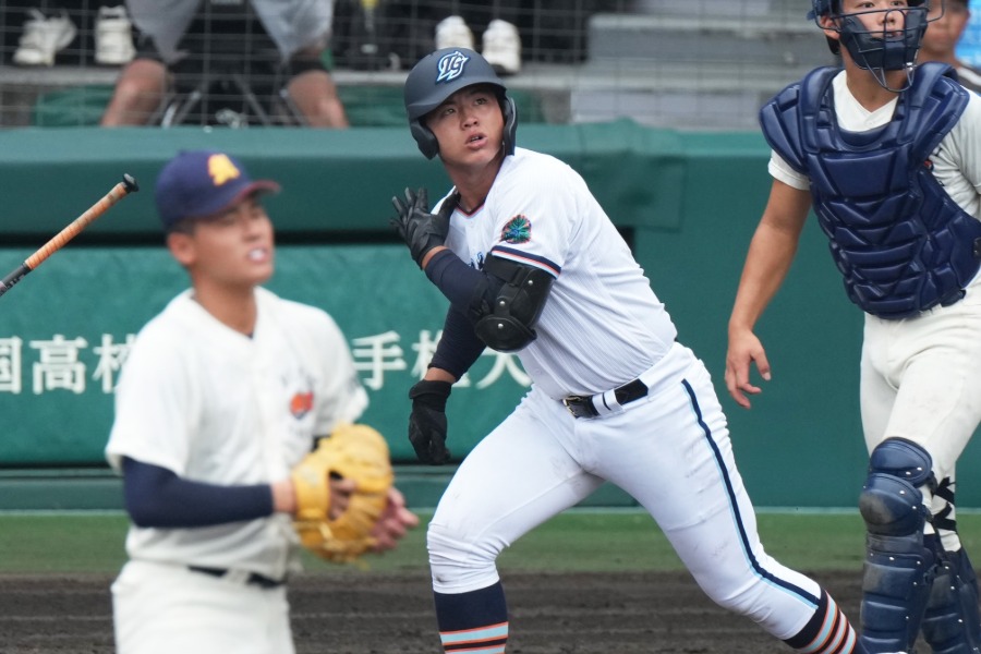 本塁打を放った高川学園・遠矢文太【写真提供：産経新聞社】