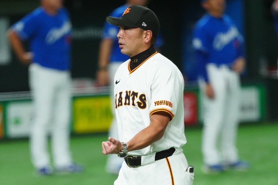 指揮を執った巨人・阿部慎之助監督【写真：小林靖】