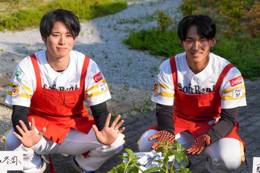 ソフトバンク・川口冬弥（左）と前田悠伍【写真：森大樹】