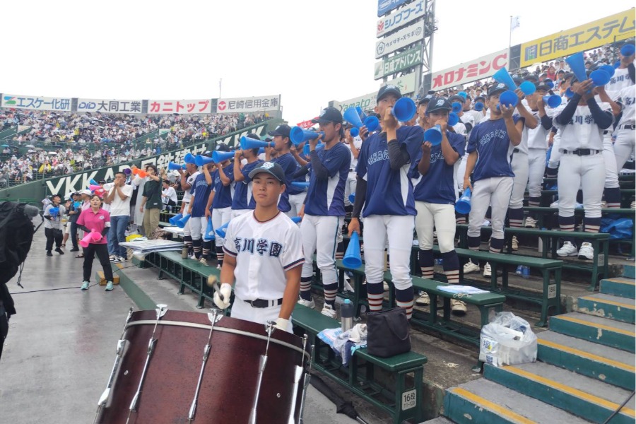 試合途中に駆けつけた高川学園の応援団【写真：編集部】