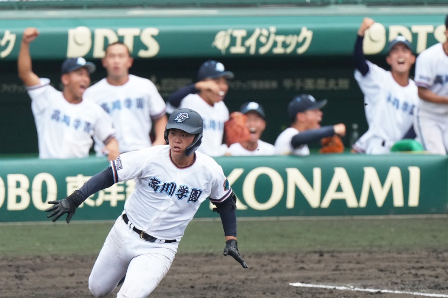 安打を放った高川学園・遠矢文太【写真提供：産経新聞社】