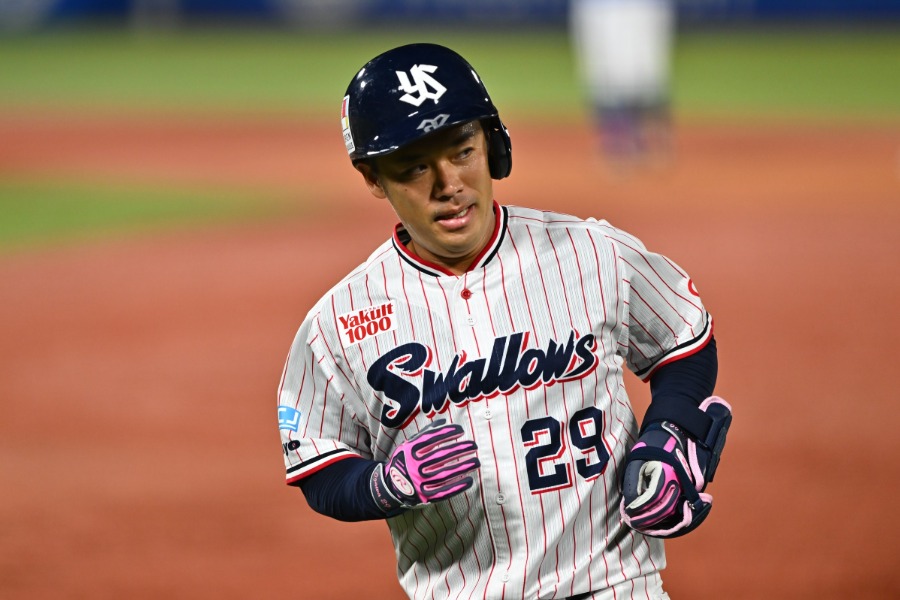 ライトゴロでアウトになったヤクルト・小川泰弘【写真：古川剛伊】