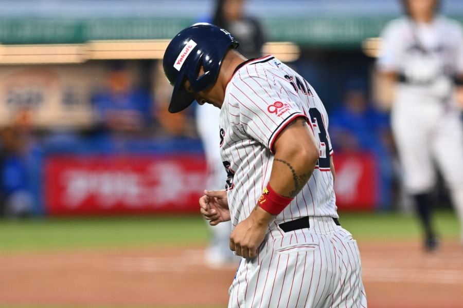 途中交代したヤクルトのホセ・オスナ【写真:古川剛伊】