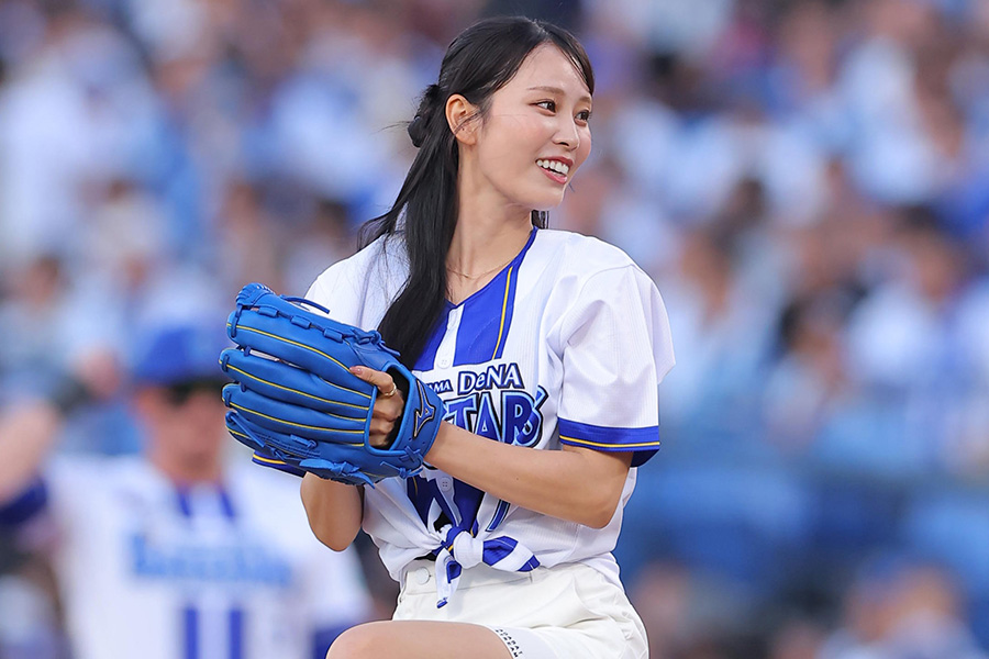 始球式に登場したプロゴルファーの鈴木愛佳子さん【写真提供：産経新聞社】