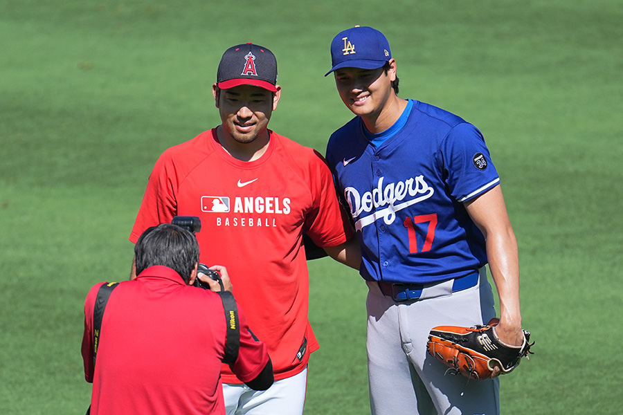 試合前に写真撮影するドジャース・大谷翔平(右)とエンゼルス・菊池雄星【写真:イワモトアキト】