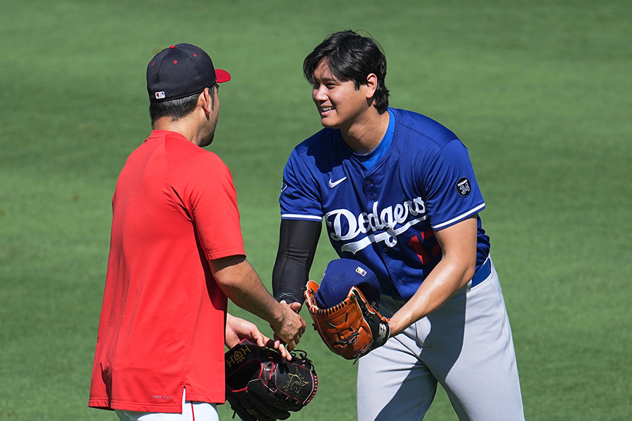 試合前に握手するエンゼルス・菊池雄星（左）とドジャース・大谷翔平【写真：イワモトアキト】