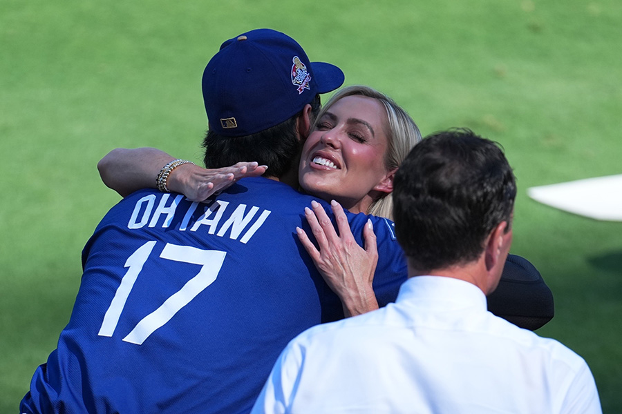 ドジャース・大谷翔平（左）とエンゼルスレポーターのエリカ・ウエストンさん【写真：イワモトアキト】