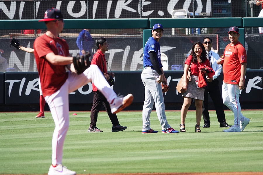 ドジャース・大谷翔平（右）のモノマネをするエンゼルスのザック・ネト【写真：真柴健】