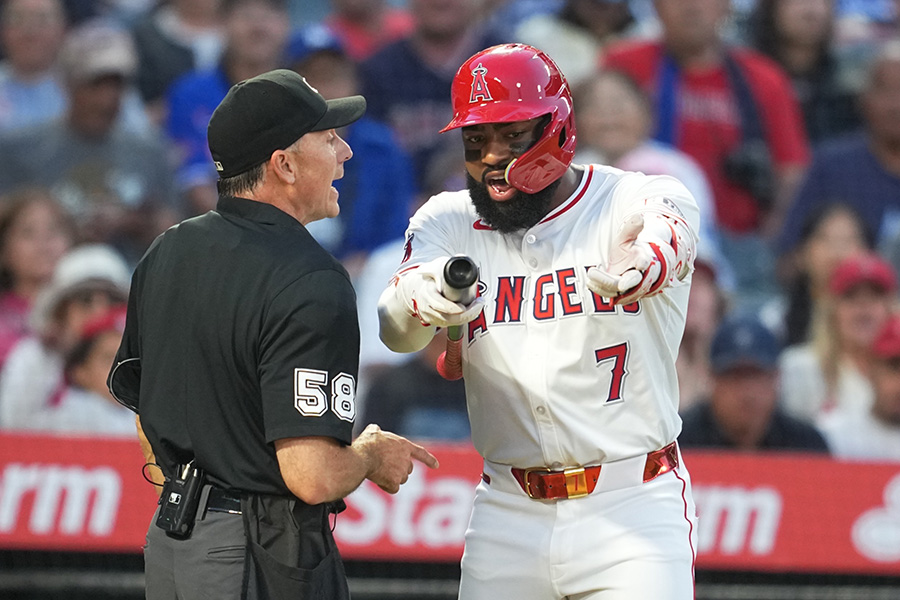 判定を巡り審判と口論するエンゼルスのジョー・アデル【写真：イワモトアキト】