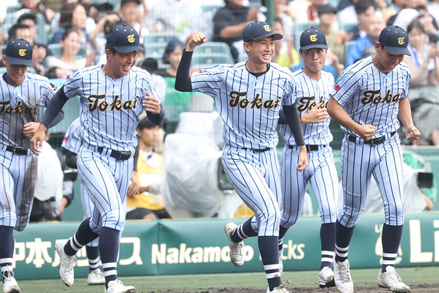 北海に勝利しベンチから飛び出す東海大星翔ナイン【写真：加治屋友輝】
