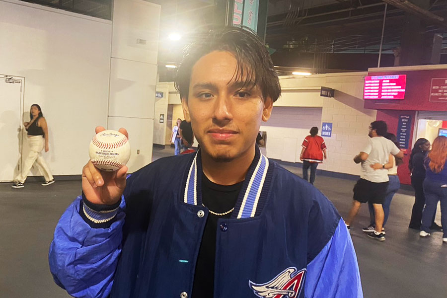 ドジャーズ・大谷翔平の42号球を入手したジョーイ・ララくん【写真：真柴健】