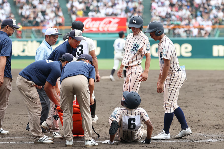 出塁した東大阪大柏原・藤原颯大が途中交代【写真：加治屋友輝】