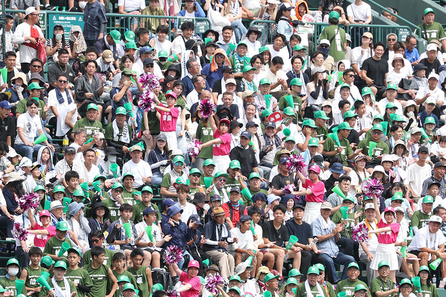 東大阪大柏原のアルプススタンド【写真：加治屋友輝】