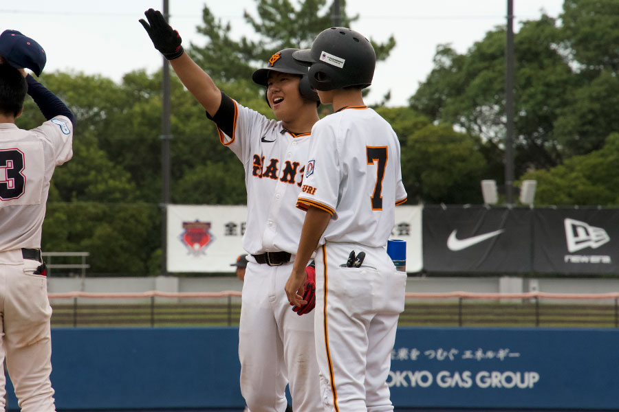 安打を放ち塁上で喜ぶ多摩川ボーイズ・井端巧【写真：磯田健太郎】