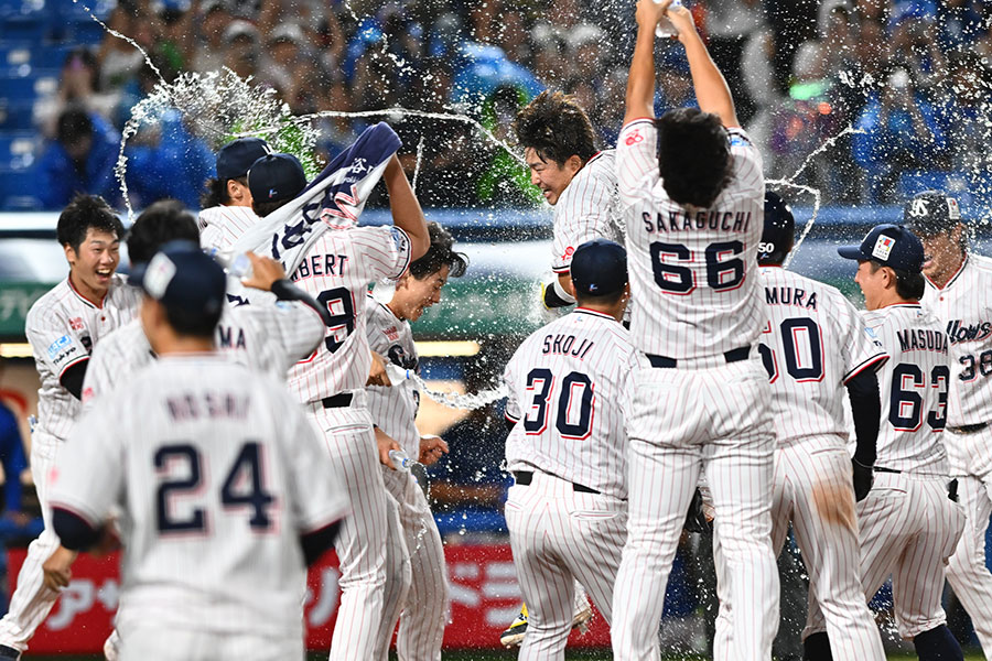 サヨナラ本塁打を放ちナインに祝福されるヤクルト・村上宗隆【写真：古川剛伊】