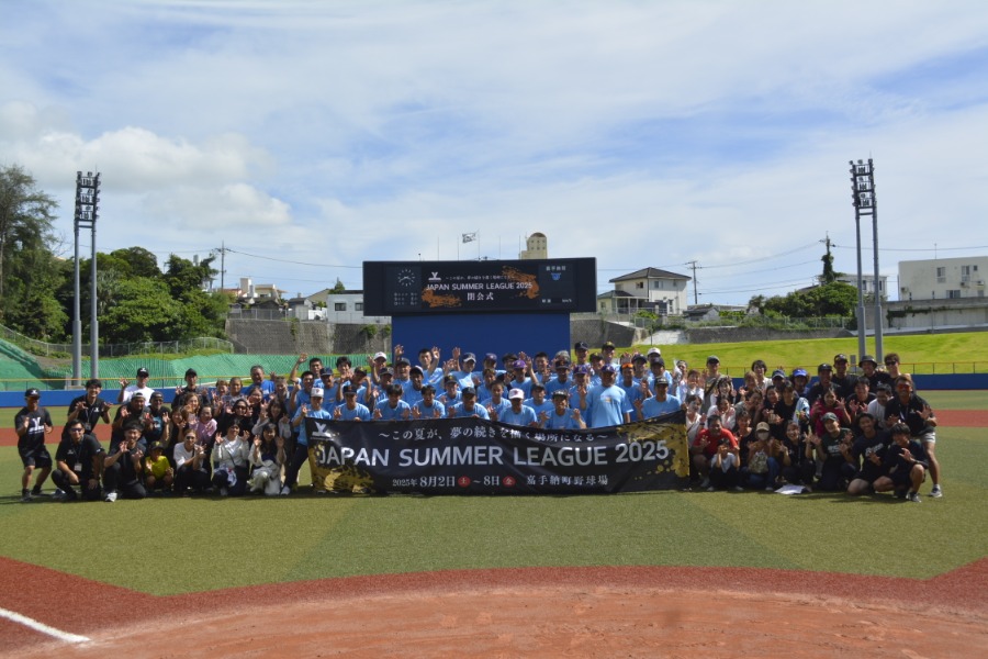 最終日に全員で集合写真を撮る参加選手たち【写真提供：ジャパンサマーリーグ】