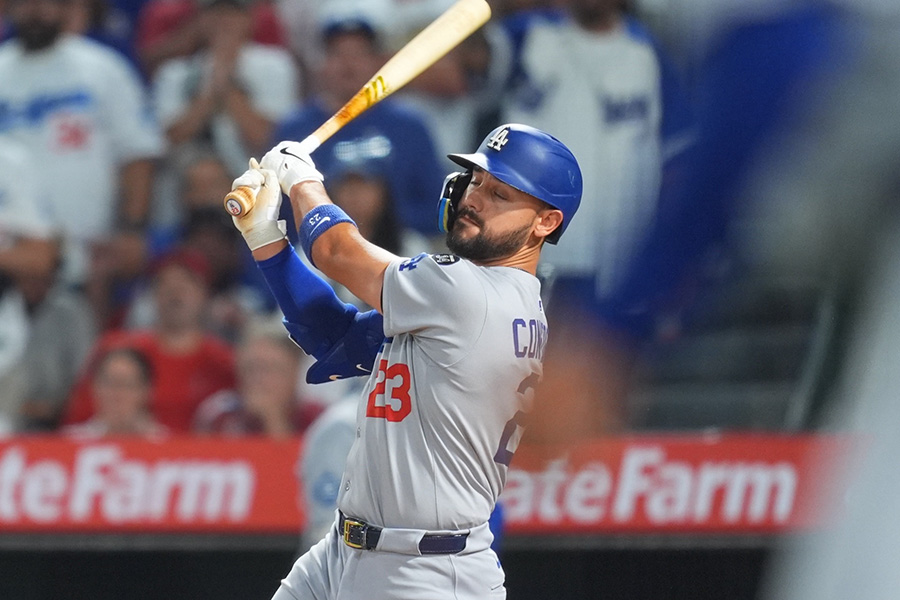 5回表、満塁の好機で空三振に倒れたドジャースのマイケル・コンフォート【写真：イワモトアキト】