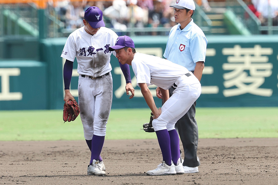 足をつり途中交代した関東第一・越後駿祐【写真：加治屋友輝】