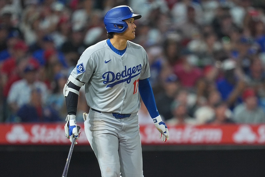 打球を見て呆然とするドジャース・大谷翔平【写真：イワモトアキト】