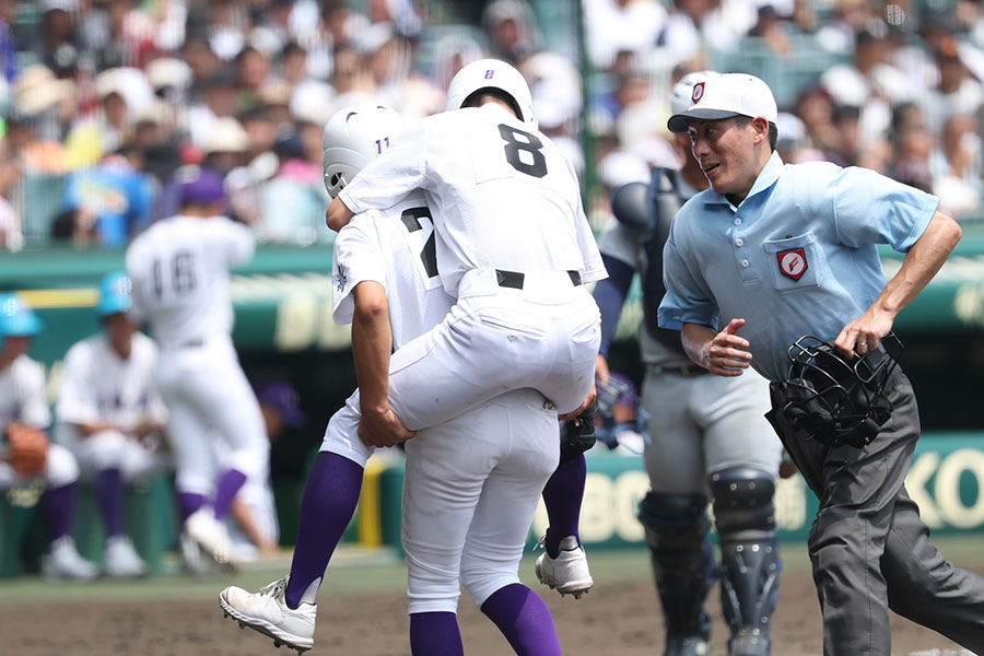 ベンチへ下がる関東第一・大沢歩夢【写真：加治屋友輝】