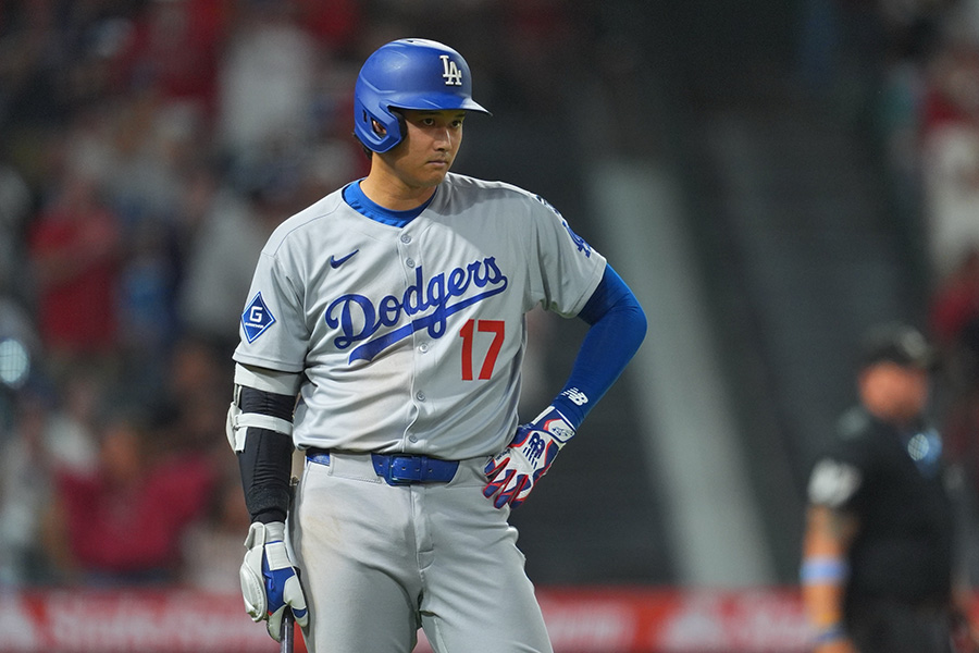 打球を見て呆然とするドジャース・大谷翔平【写真：イワモトアキト】
