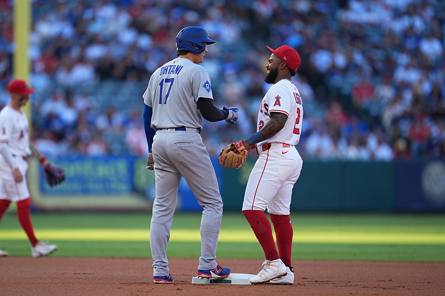 塁上で会話するドジャース・大谷翔平とエンゼルスのルイス・レンヒーフォ【写真：イワモトアキト】
