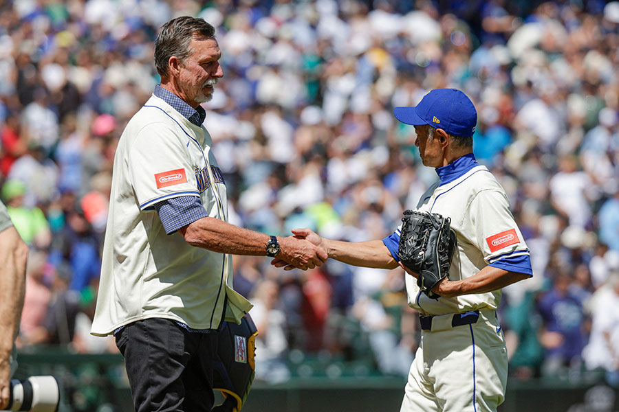 始球式に登場したランディ・ジョンソン氏(左)とイチロー氏【写真:ロイター】