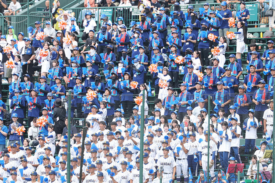 健大高崎のアルプススタンド【写真:加治屋友輝】