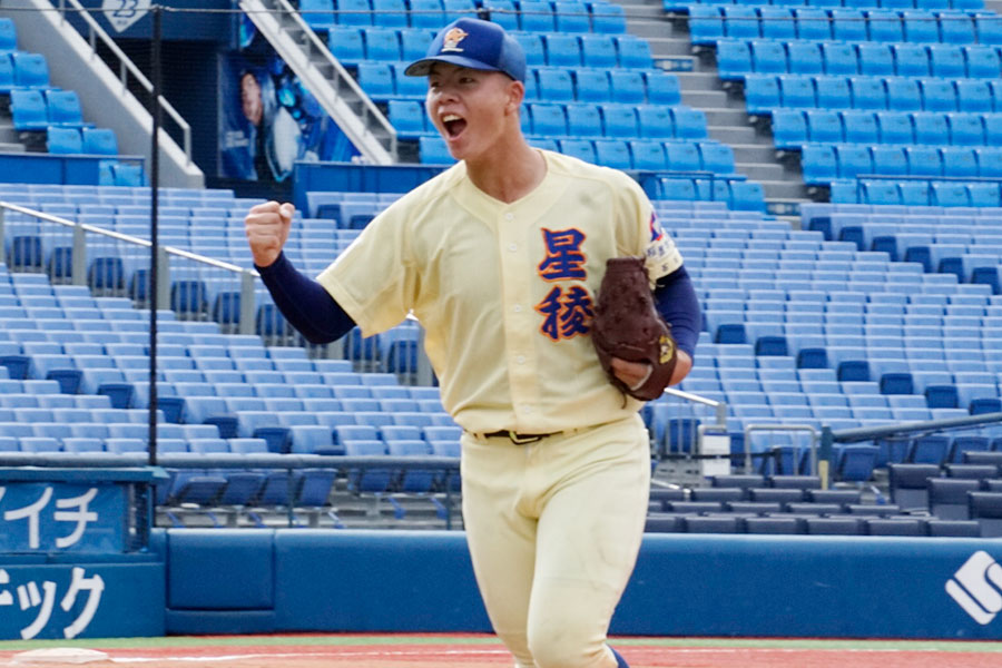 横浜クラブ打線を抑えガッツポーズする星稜中・服部成【写真：磯田健太郎】