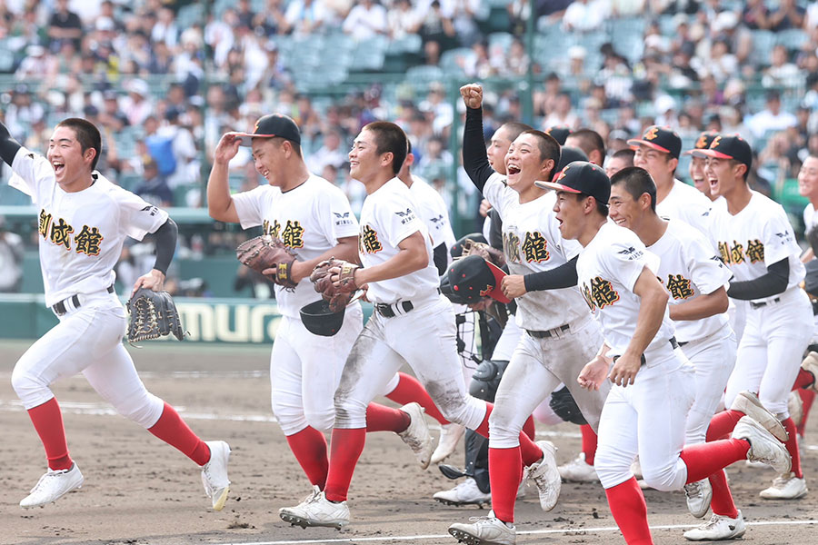 神村学園に勝利し歓喜する創世館ナイン【写真：加治屋友輝】