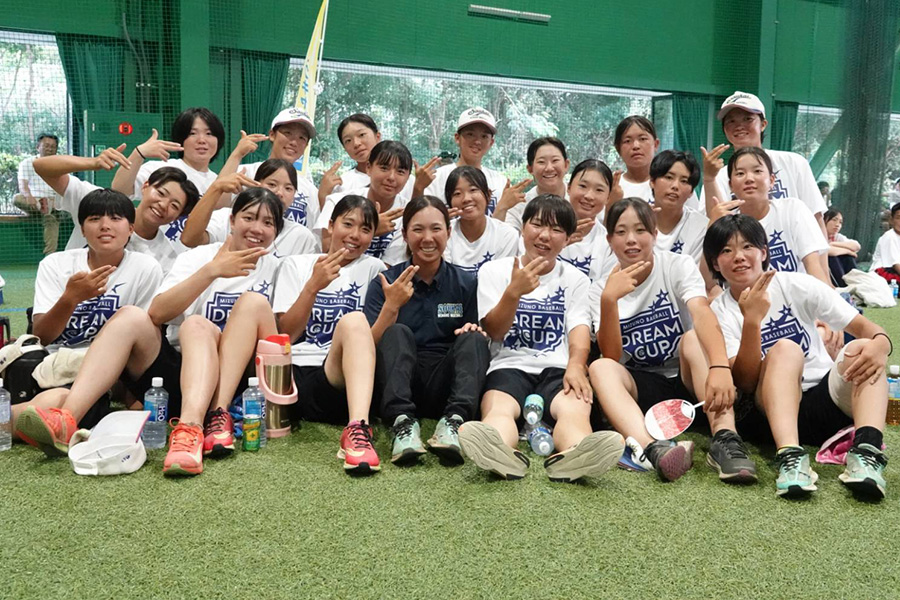 講習に参加した蒼開女子硬式野球部の井出監督（中央）【写真：橋本健吾】