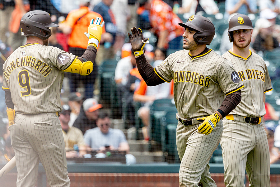 17号2ランを放ったラモン・ラウレアーノ（右）【写真：ロイター】