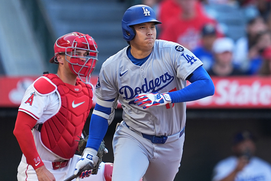 初回、三塁打を放ったドジャース・大谷翔平【写真：イワモトアキト】