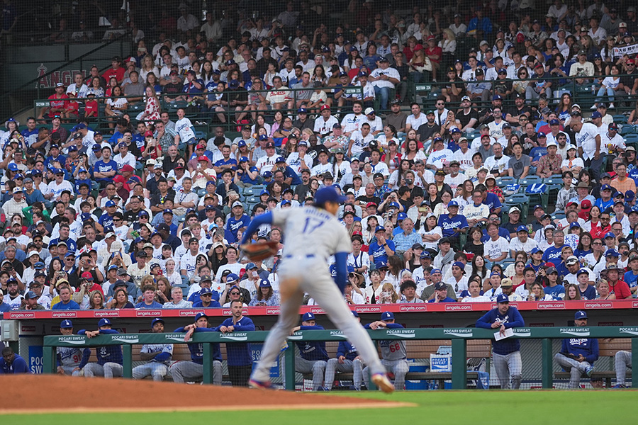 大谷の投球を見守るファン【写真：イワモトアキト】