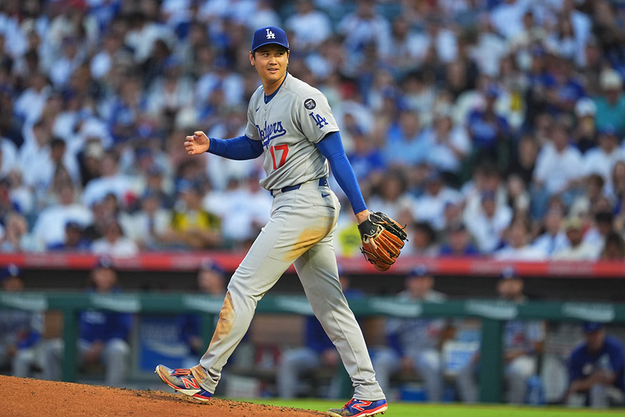 泥がついたユニホームで初回のマウンドに上がったドジャース・大谷翔平【写真：イワモトアキト】