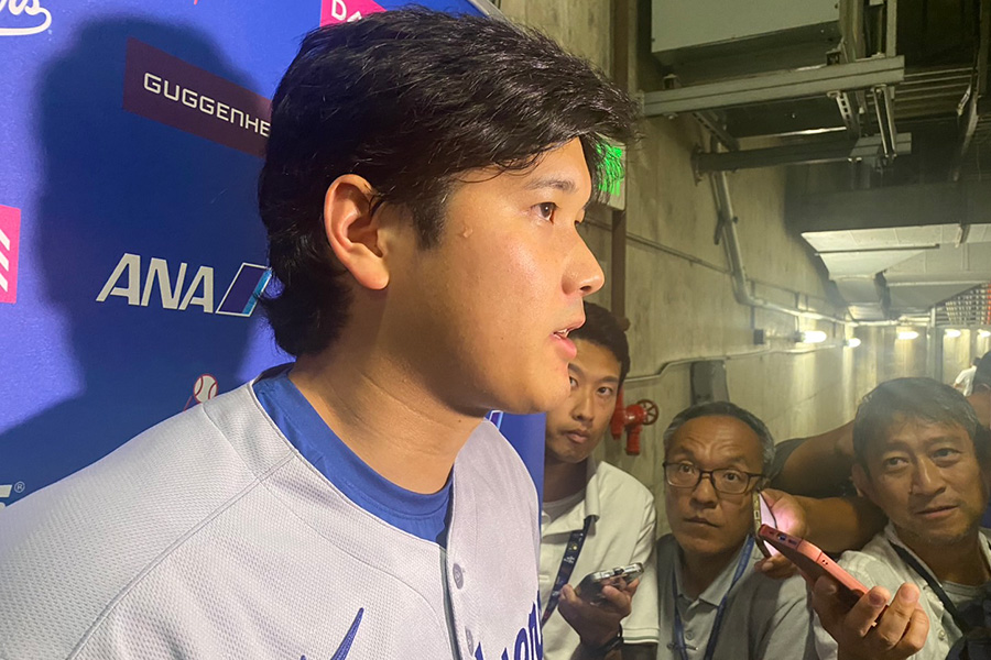 試合後、取材に対応するドジャース・大谷翔平【写真：真柴健】