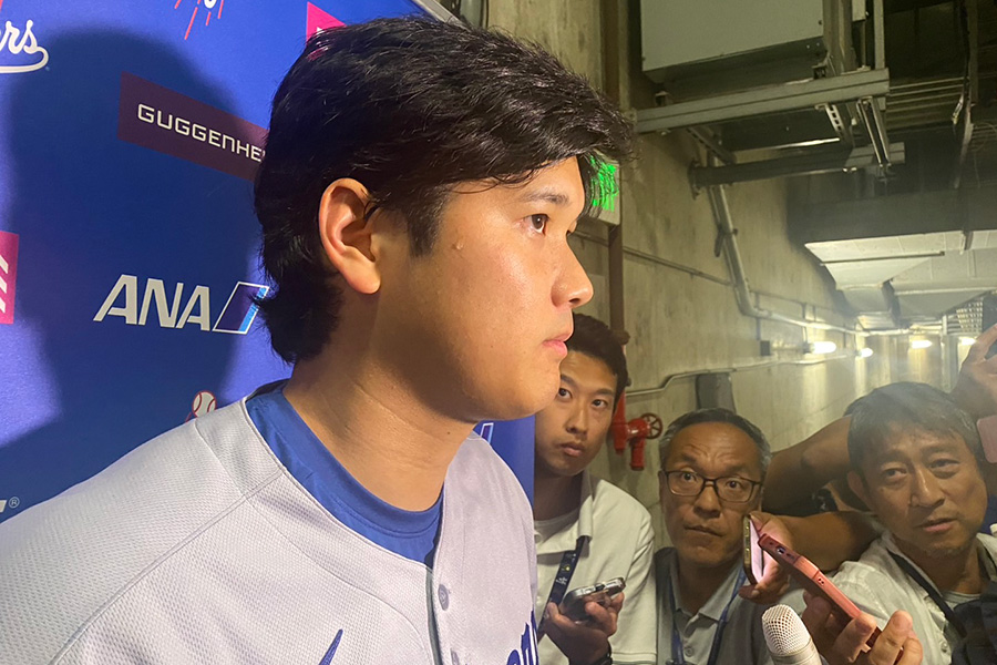 試合後、取材に対応するドジャース・大谷翔平【写真：真柴健】
