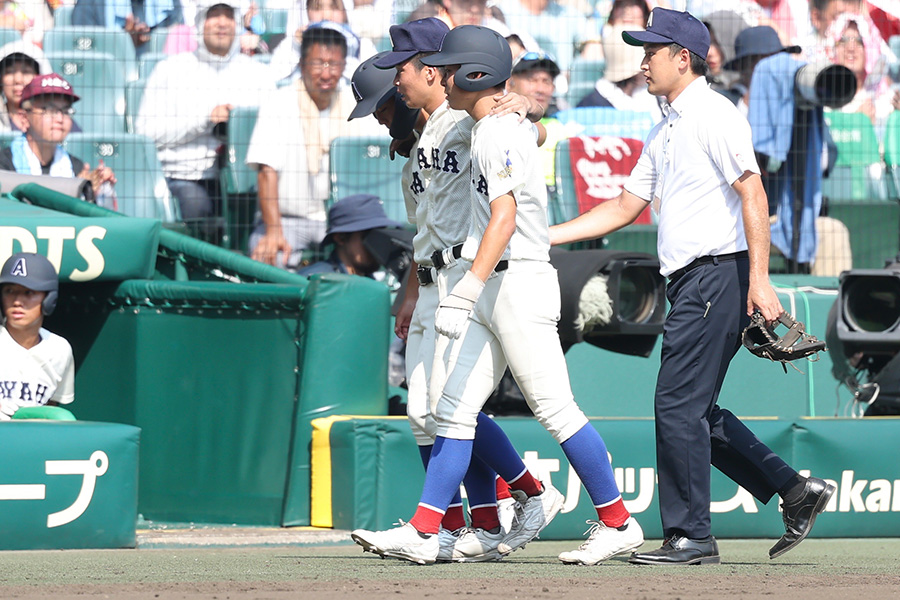 途中交代した綾羽の経免拓隼（左から2人目）【写真：加治屋友輝】