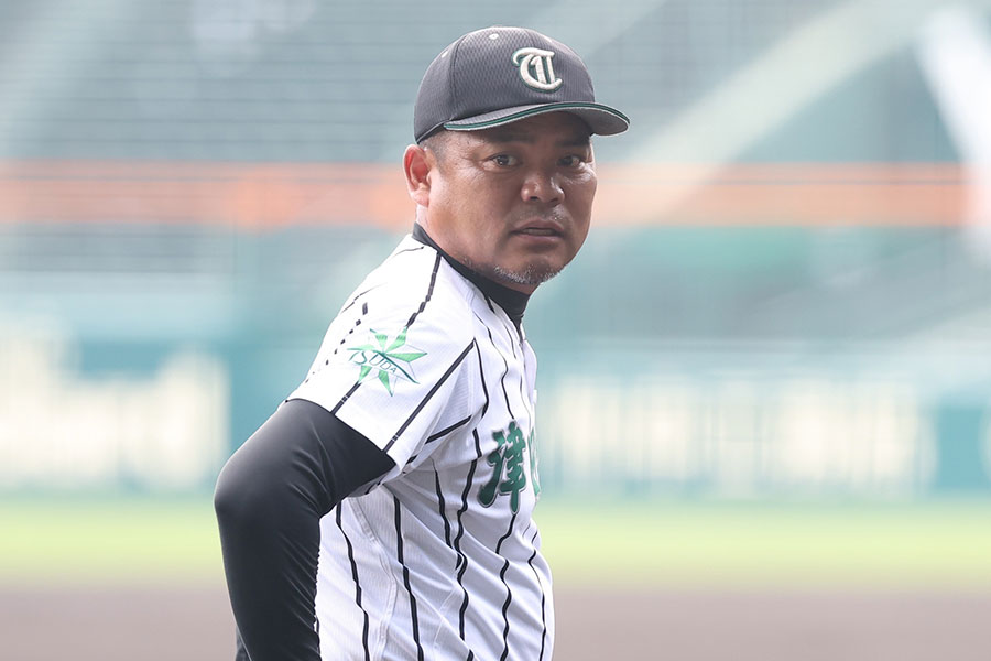 甲子園で練習を行った津田学園の佐川竜朗監督【写真:加治屋友輝】