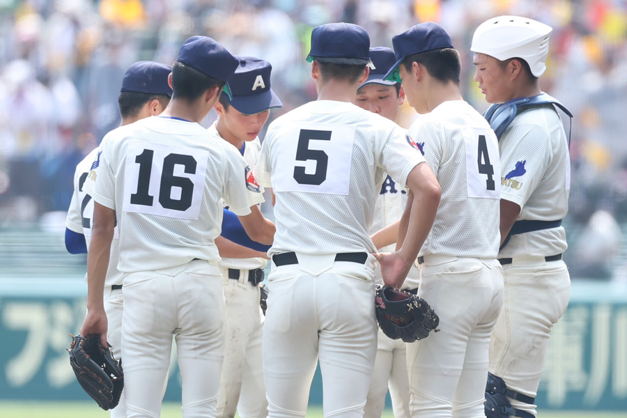横浜戦を戦った綾羽ナイン【写真：加治屋友輝】