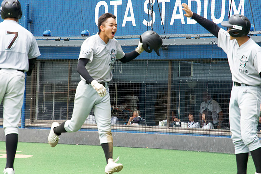 6回に適時打で生還した世田谷西シニア・川村亮惺【写真：磯田健太郎】