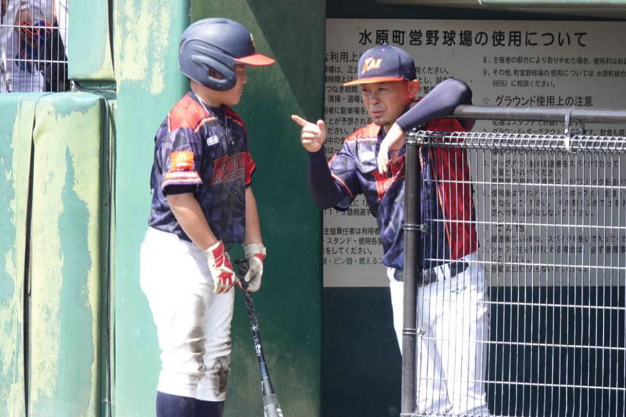 今夏の全日本学童大会で指揮する中込監督（右）【写真：橋本健吾】